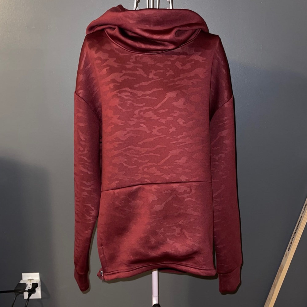Fabletics, crimson camo, size M, hoodie